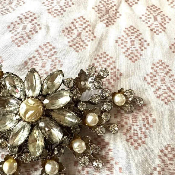 Rare Judy Lee Vintage Flower Rhinestone and Faux Pearl Brooch Pin - Picture 3 of 6